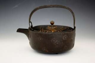 1780 JAPANESE CAST IRON KETTLE W/ HAND PAINTED LACQUERED COVER NoRe 