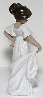 NAO by Lladro Daisa How Pretty Girl Figurine 1989  