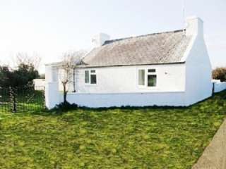  PET FRIENDLY HOLIDAY COTTAGE near the Sea in Anglesey WALES UK  