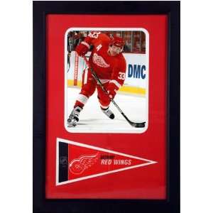Kris Draper Photograph with Detroit Red Wings Team Pennant in a 12 x 
