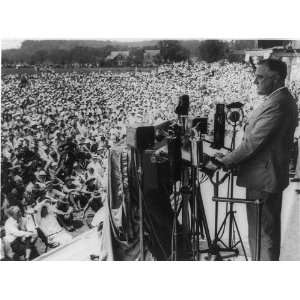   Roosevelt,making speech,crowd outside,spectators,1934