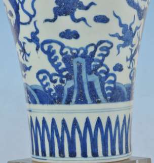 Rare 18th century Chinese blue and white porcelain vase painting 
