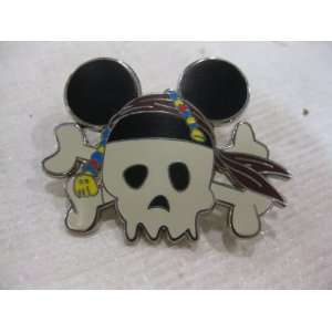   Pin Skull and Crossbones with Mickey Ears Pirate Hat Toys & Games