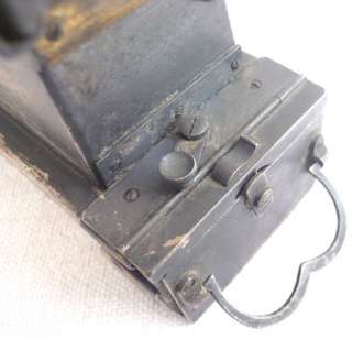   actionnant 1 tiroir muni dans le dos d une lame d acier retractable
