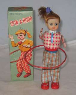 1950s JAPAN HULA HOOP GIRL TIN LITHO WIND UP TOY WORKS GREAT 8.5 