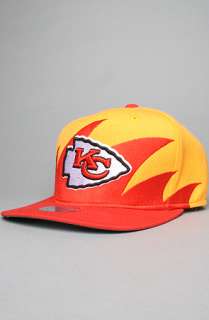 Mitchell & Ness The Kansas City Chiefs Sharktooth Snapback Hat in Red 