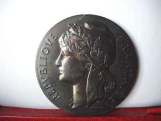 Médaille artistique, en bronze; 68mm, 170g env.; signé M. A 