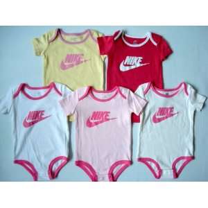   Pack Nike Classic Logo Bodysuits Onesies, Size 6   9 Months Baby